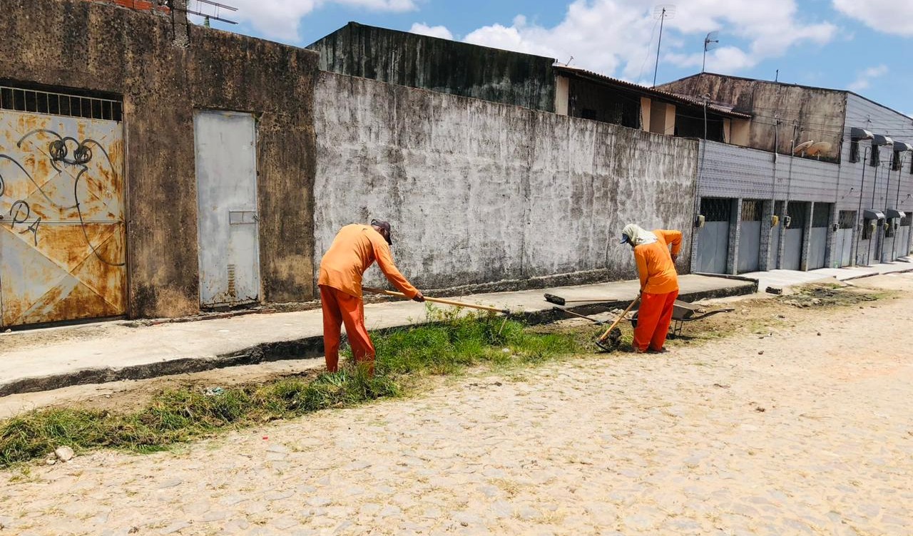 homens capinando uma rua